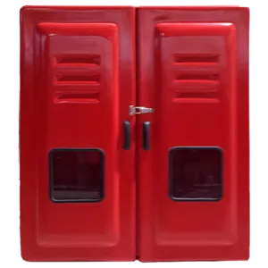 Imagem do Abrigo para Mangueiras Código 1093. A caixa é grande, retangular vertical, na cor vermelha, feita de fibra de vidro. Possui porta sobreposta, visor central e ferragens prateadas em aço inox. Projetada para armazenar quatro mangueiras de 15 metros com amplo espaço interno.