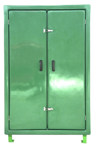 Imagem de um armário industrial com uma porta frontal e puxador ergonômico. O armário é fabricado em fibra de vidro e está elevado do chão por pés metálicos. A porta está entreaberta, mostrando prateleiras cinzas no interior.