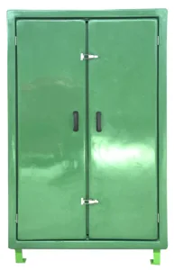 Imagem de um armário industrial com uma porta frontal e puxador ergonômico. O armário é fabricado em fibra de vidro e está elevado do chão por pés metálicos. A porta está entreaberta, mostrando prateleiras cinzas no interior.