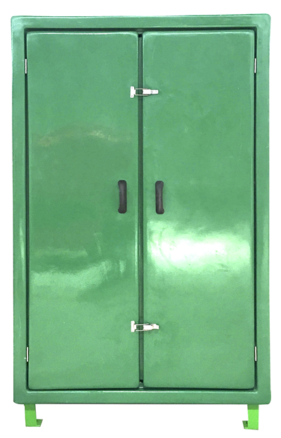 Foto de Imagem de um armário industrial com uma porta frontal e puxador ergonômico. O armário é fabricado em fibra de vidro e está elevado do chão por pés metálicos. A porta está entreaberta, mostrando prateleiras cinzas no interior.