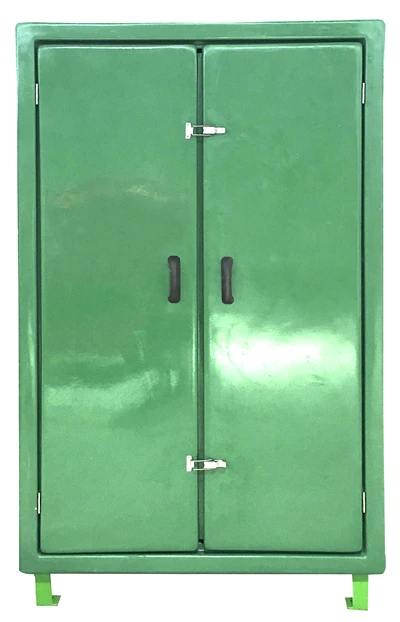 Foto de Imagem de um armário industrial com uma porta frontal e puxador ergonômico. O armário é fabricado em fibra de vidro e está elevado do chão por pés metálicos. A porta está entreaberta, mostrando prateleiras cinzas no interior.
