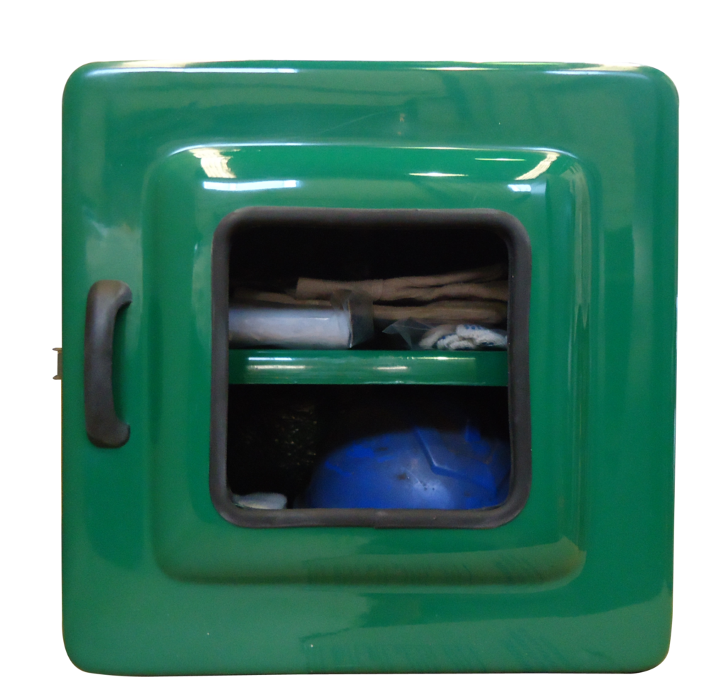 Foto de Imagem do Armário para EPIs Código 443V. A caixa é quadrada, na cor verde segurança, feita de fibra de vidro. Possui porta com visor transparente central e fecho prateado em aço inox. O interior mostra uma prateleira para separar os equipamentos.