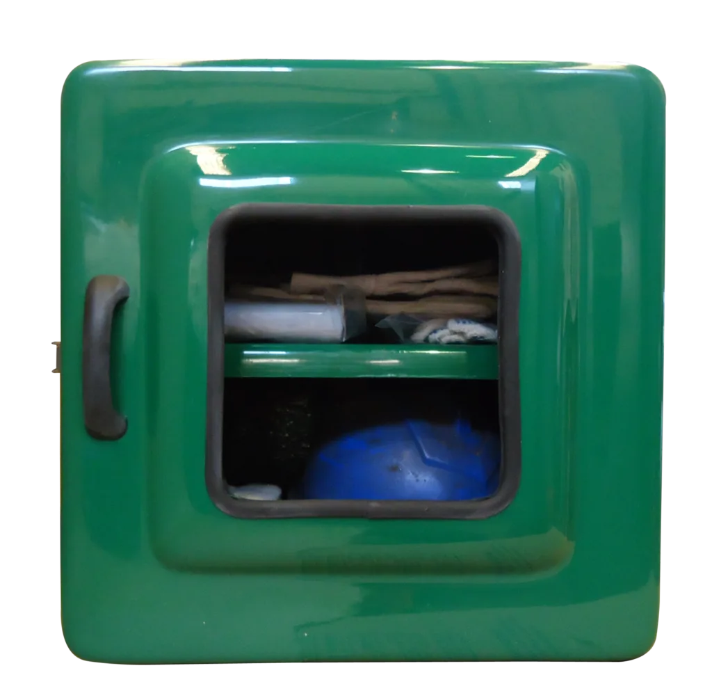 Foto de Imagem do Armário para EPIs Código 443V. A caixa é quadrada, na cor verde segurança, feita de fibra de vidro. Possui porta com visor transparente central e fecho prateado em aço inox. O interior mostra uma prateleira para separar os equipamentos.