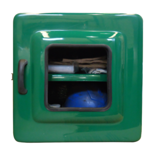 Imagem do Armário para EPIs Código 443V. A caixa é quadrada, na cor verde segurança, feita de fibra de vidro. Possui porta com visor transparente central e fecho prateado em aço inox. O interior mostra uma prateleira para separar os equipamentos.
