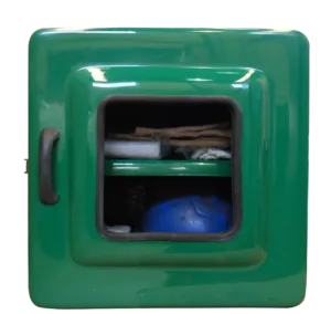 Imagem do Armário para EPIs Código 443V. A caixa é quadrada, na cor verde segurança, feita de fibra de vidro. Possui porta com visor transparente central e fecho prateado em aço inox. O interior mostra uma prateleira para separar os equipamentos.