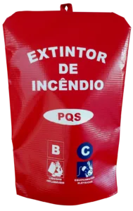 Imagem de uma capa para extintor em lona vermelha resistente. Na parte frontal, há uma impressão em silk-screen branca indicando o tipo de extintor. A capa cobre todo o equipamento.
