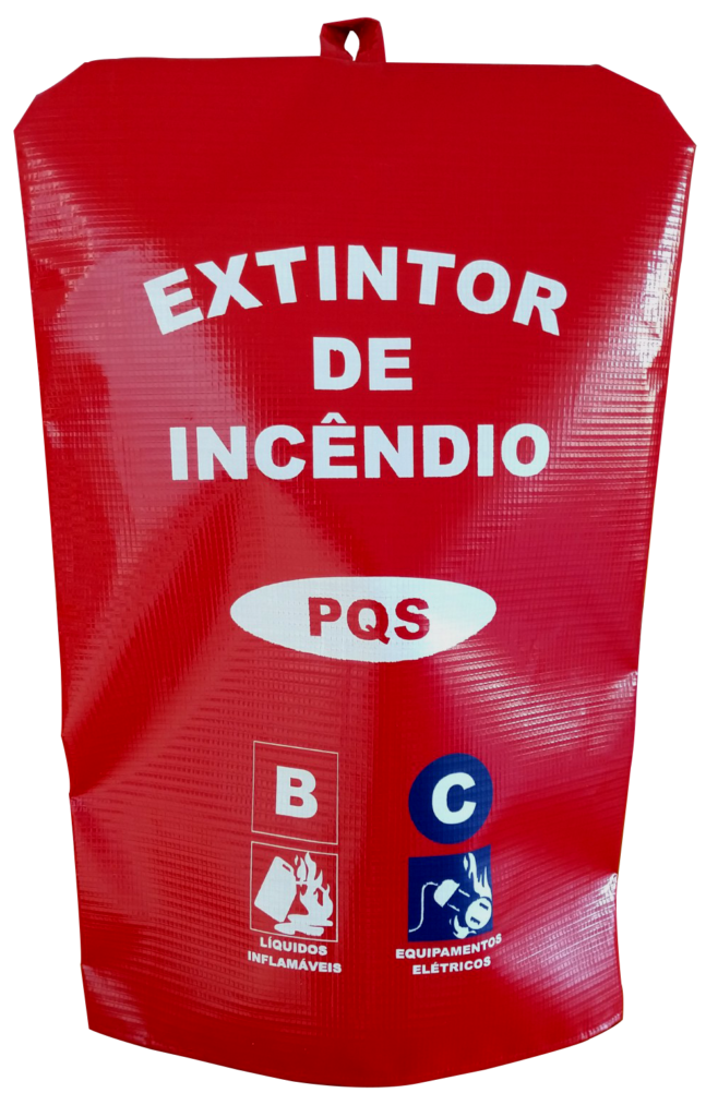 Foto de Imagem de uma capa para extintor em lona vermelha resistente. Na parte frontal, há uma impressão em silk-screen branca indicando o tipo de extintor. A capa cobre todo o equipamento.