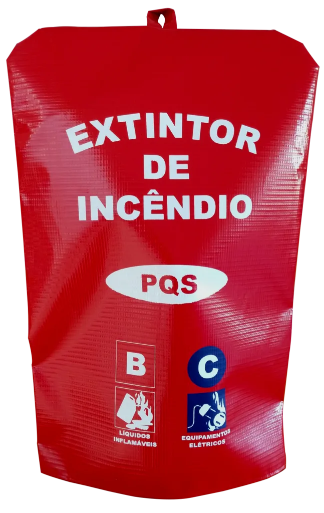 Imagem de uma capa para extintor em lona vermelha resistente. Na parte frontal, há uma impressão em silk-screen branca indicando o tipo de extintor. A capa cobre todo o equipamento.