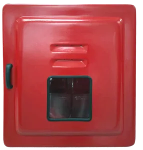 Imagem do Abrigo para Mangueiras Código 663. A caixa é quadrada e profunda, na cor vermelha, feita de fibra de vidro. Possui porta sobreposta, visor central e ferragens prateadas em aço inox. Projetada para armazenar duas mangueiras de 30 metros.