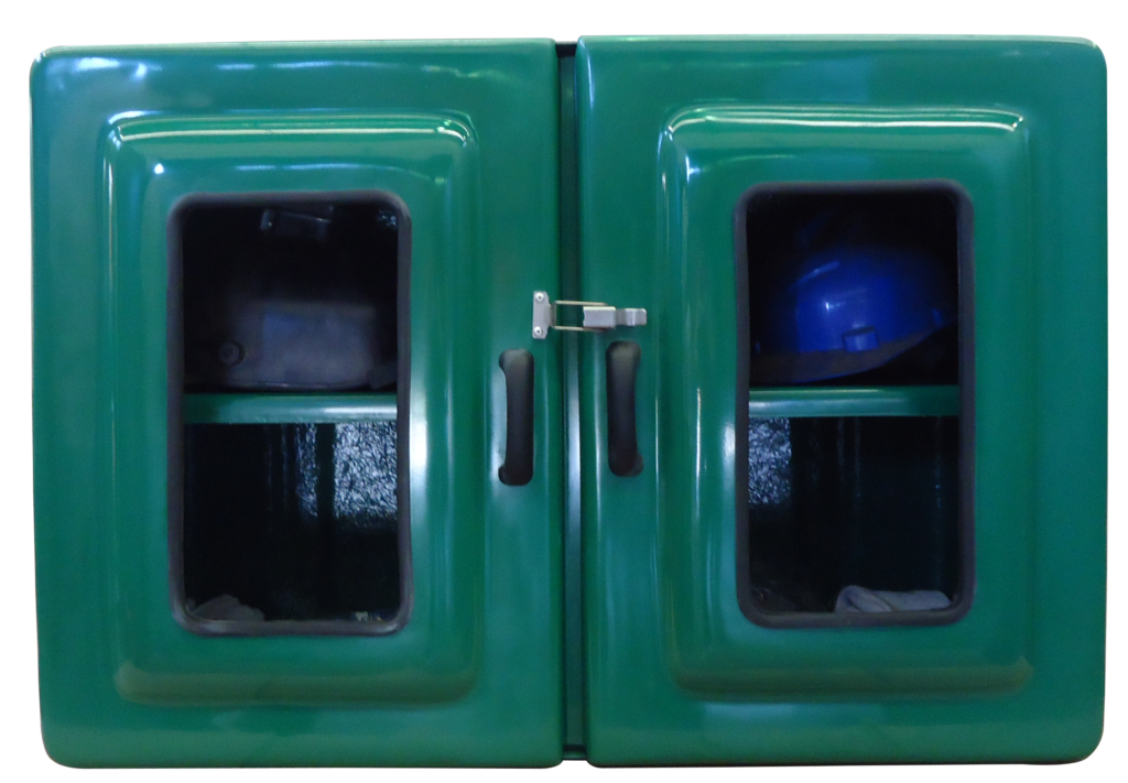 Foto de Imagem do Armário para EPIs Código 693V. A caixa é retangular, larga e na cor verde, com duas portas frontais. Cada porta tem um visor e um fecho prateado em aço inox. O interior exibe uma prateleira única que se estende por toda a largura.