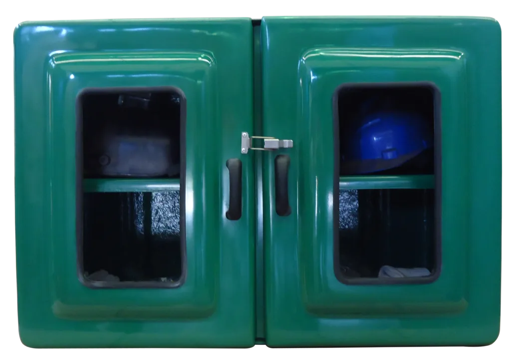 Foto de Imagem do Armário para EPIs Código 693V. A caixa é retangular, larga e na cor verde, com duas portas frontais. Cada porta tem um visor e um fecho prateado em aço inox. O interior exibe uma prateleira única que se estende por toda a largura.