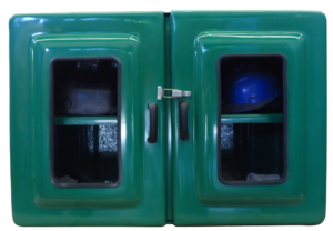 Imagem do Armário para EPIs Código 693V. A caixa é retangular, larga e na cor verde, com duas portas frontais. Cada porta tem um visor e um fecho prateado em aço inox. O interior exibe uma prateleira única que se estende por toda a largura.