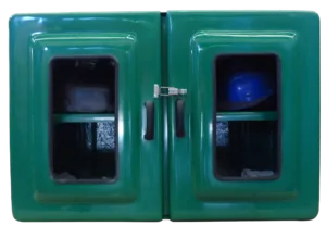 Imagem do Armário para EPIs Código 693V. A caixa é retangular, larga e na cor verde, com duas portas frontais. Cada porta tem um visor e um fecho prateado em aço inox. O interior exibe uma prateleira única que se estende por toda a largura.