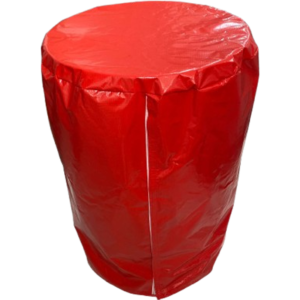 Imagem de uma capa vermelha para tambor industrial. A capa cobre o tambor por completo e tem um fechamento prático de velcro na parte de trás.