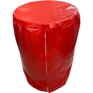 Imagem de uma capa vermelha para tambor industrial. A capa cobre o tambor por completo e tem um fechamento prático de velcro na parte de trás.