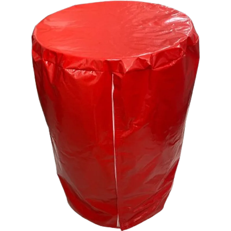 Foto de Imagem de uma capa vermelha para tambor industrial. A capa cobre o tambor por completo e tem um fechamento prático de velcro na parte de trás.