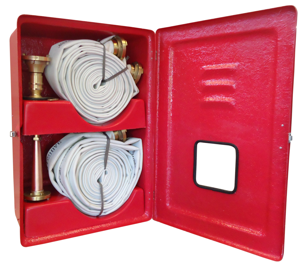 Foto de Imagem do Abrigo para Mangueiras Código 963D. A caixa é grande e profunda, na cor vermelha, feita de fibra de vidro. Possui porta sobreposta, visor central e ferragens prateadas em aço inox. Projetada para armazenar quatro mangueiras de 15 metros.