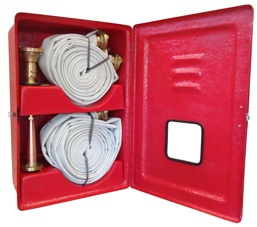 Foto de Imagem do Abrigo para Mangueiras Código 963D. A caixa é grande e profunda, na cor vermelha, feita de fibra de vidro. Possui porta sobreposta, visor central e ferragens prateadas em aço inox. Projetada para armazenar quatro mangueiras de 15 metros.