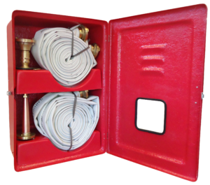Imagem do Abrigo para Mangueiras Código 963D. A caixa é grande e profunda, na cor vermelha, feita de fibra de vidro. Possui porta sobreposta, visor central e ferragens prateadas em aço inox. Projetada para armazenar quatro mangueiras de 15 metros.