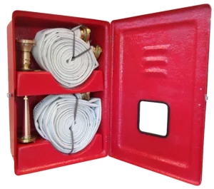 Imagem do Abrigo para Mangueiras Código 963D. A caixa é grande e profunda, na cor vermelha, feita de fibra de vidro. Possui porta sobreposta, visor central e ferragens prateadas em aço inox. Projetada para armazenar quatro mangueiras de 15 metros.