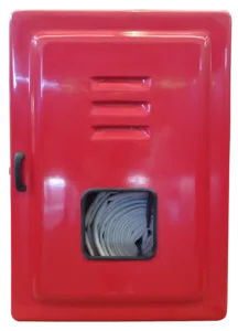 Imagem do Abrigo para Mangueiras Código 963. A caixa é grande, retangular e profunda, na cor vermelha, feita de fibra de vidro. Possui porta sobreposta, visor central e ferragens prateadas em aço inox. Projetada para armazenar duas mangueiras de 30 metros com folga.