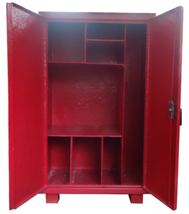 Imagem de um armário industrial vermelho largo. Ele possui pés metálicos que o elevam do chão e uma porta frontal ampla com maçaneta prateada. A superfície é lisa e brilhante, típica de fibra de vidro.