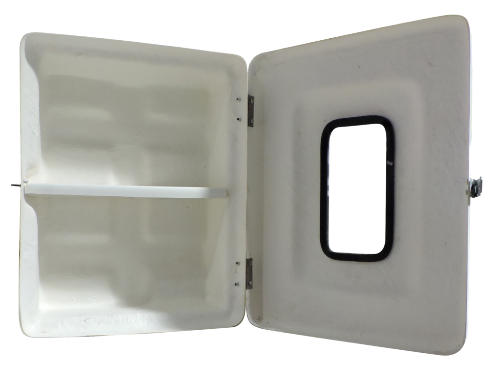 Foto de Imagem do Armário para Medicamentos Código 431B. A caixa é retangular, compacta e na cor branca. Possui porta com visor transparente central e fecho em aço inox. O interior mostra uma prateleira divisória.