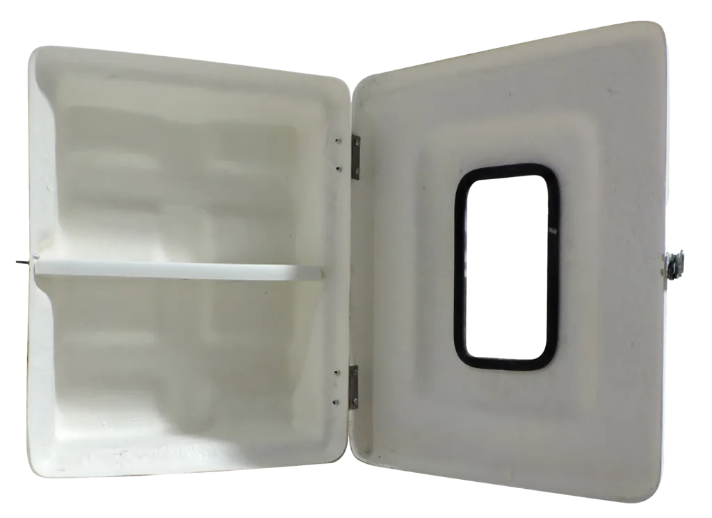 Foto de Imagem do Armário para Medicamentos Código 431B. A caixa é retangular, compacta e na cor branca. Possui porta com visor transparente central e fecho em aço inox. O interior mostra uma prateleira divisória.