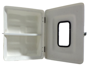 Imagem do Armário para Medicamentos Código 431B. A caixa é retangular, compacta e na cor branca. Possui porta com visor transparente central e fecho em aço inox. O interior mostra uma prateleira divisória.