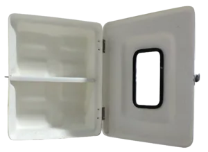 Imagem do Armário para Medicamentos Código 431B. A caixa é retangular, compacta e na cor branca. Possui porta com visor transparente central e fecho em aço inox. O interior mostra uma prateleira divisória.