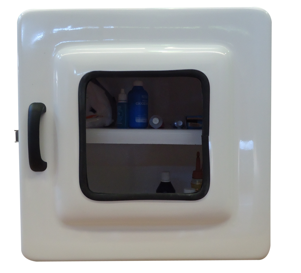 Foto de Imagem do Armário para Medicamentos Código 443B. A caixa é quadrada e profunda, na cor branca. Possui porta com visor transparente e fecho em aço inox. O interior revela espaço amplo com uma prateleira.