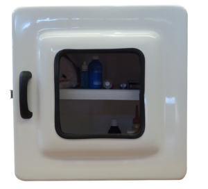 Imagem do Armário para Medicamentos Código 443B. A caixa é quadrada e profunda, na cor branca. Possui porta com visor transparente e fecho em aço inox. O interior revela espaço amplo com uma prateleira.