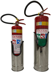 Imagem de um suporte de chão para extintor feito de aço inoxidável brilhante. O suporte é cilíndrico e eleva o extintor do chão, ideal para decoração de escritórios e shoppings.