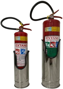 Imagem de um suporte de chão para extintor feito de aço inoxidável brilhante. O suporte é cilíndrico e eleva o extintor do chão, ideal para decoração de escritórios e shoppings.