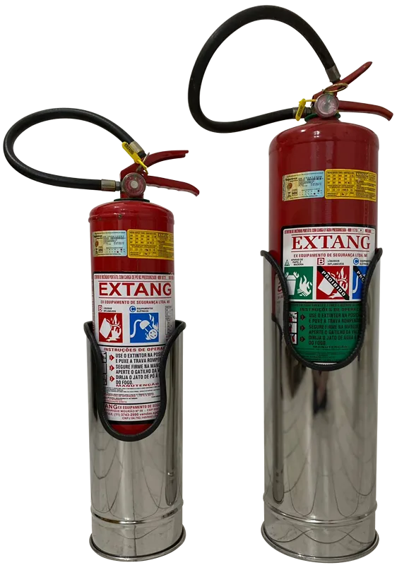 Foto de Imagem de um suporte de chão para extintor feito de aço inoxidável brilhante. O suporte é cilíndrico e eleva o extintor do chão, ideal para decoração de escritórios e shoppings.