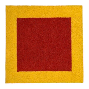 Imagem de um tapete demarcador quadrado de 50x50cm. Possui uma área central vermelha e bordas amarelas. O material é fibra de vinil trançada, e o tapete está posicionado em um piso de cor neutra.
