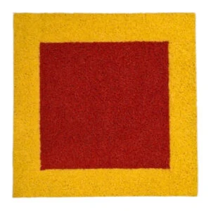 Imagem de um tapete demarcador quadrado de 50x50cm. Possui uma área central vermelha e bordas amarelas. O material é fibra de vinil trançada, e o tapete está posicionado em um piso de cor neutra.