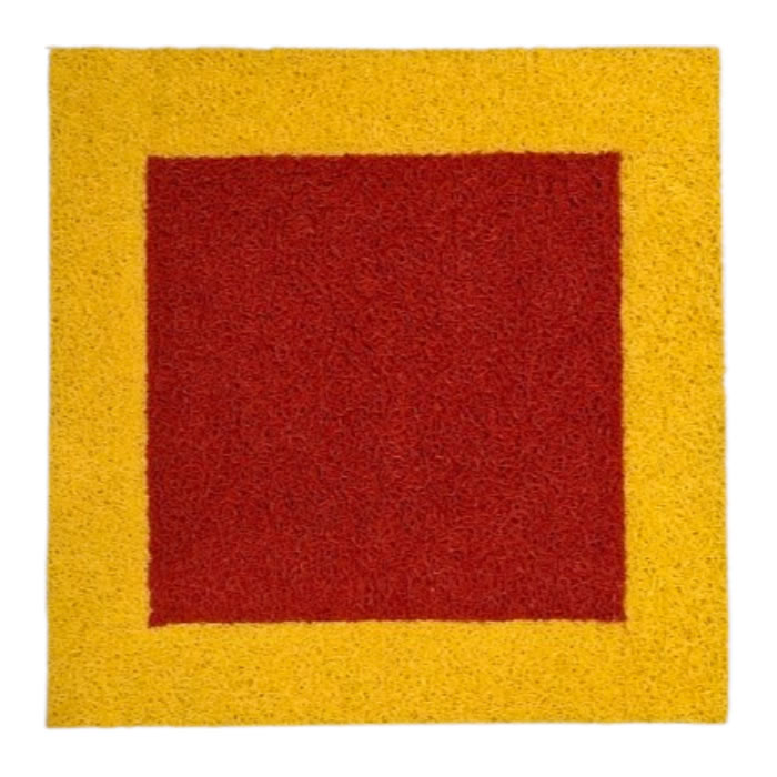Foto de Imagem de um tapete demarcador quadrado de 50x50cm. Possui uma área central vermelha e bordas amarelas. O material é fibra de vinil trançada, e o tapete está posicionado em um piso de cor neutra.