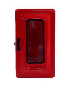 Imagem de um abrigo para extintor vermelho, modelo código 632, feito em fibra de vidro. O abrigo possui visor transparente na porta, fechos em inox e design compacto para extintores de 4kg.