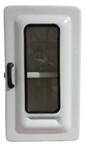 Imagem do Armário para Medicamentos Código 632B. A caixa é retangular vertical, na cor branca e feita de fibra de vidro. Possui porta com visor transparente central e fecho em aço inox. O interior é espaçoso com uma prateleira divisória.