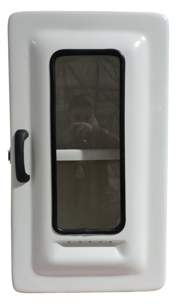 Foto de Imagem do Armário para Medicamentos Código 632B. A caixa é retangular vertical, na cor branca e feita de fibra de vidro. Possui porta com visor transparente central e fecho em aço inox. O interior é espaçoso com uma prateleira divisória.