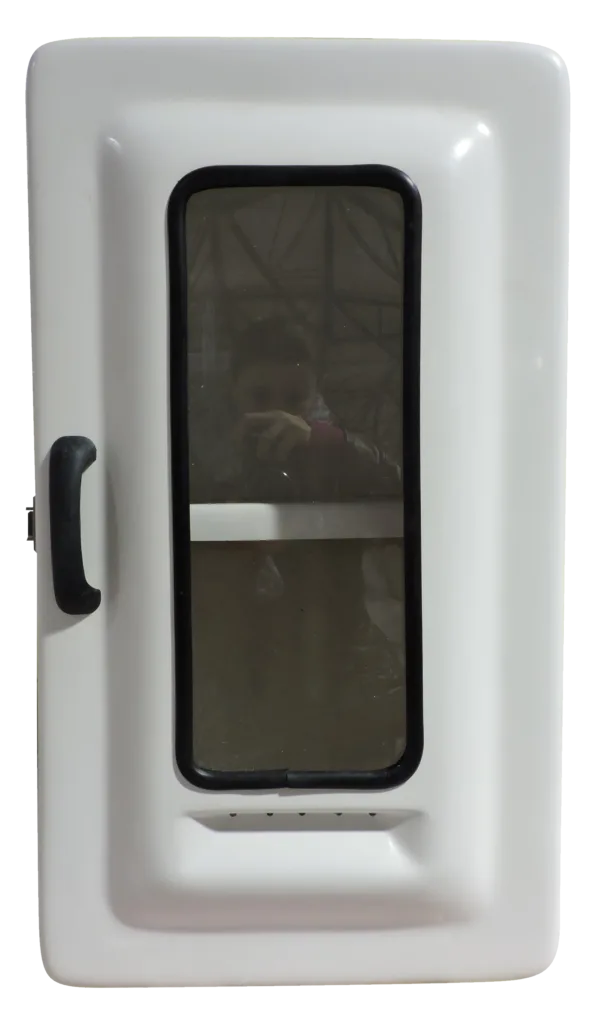 Foto de Imagem do Armário para Medicamentos Código 632B. A caixa é retangular vertical, na cor branca e feita de fibra de vidro. Possui porta com visor transparente central e fecho em aço inox. O interior é espaçoso com uma prateleira divisória.