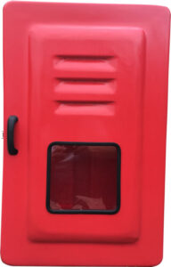 Imagem do Abrigo para Mangueira Código 741. A caixa é vermelha, feita de fibra de vidro, com uma porta sobreposta e um visor retangular central. Detalhes das dobradiças e fechos prateados em aço inox. Projetada para ambientes externos e corrosivos.