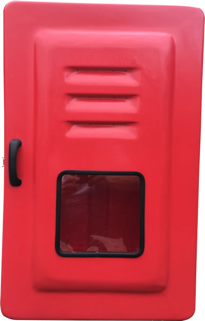 Foto de Imagem do Abrigo para Mangueira Código 741. A caixa é vermelha, feita de fibra de vidro, com uma porta sobreposta e um visor retangular central. Detalhes das dobradiças e fechos prateados em aço inox. Projetada para ambientes externos e corrosivos.