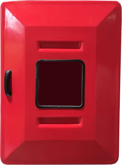 Foto de Imagem do Abrigo para Mangueira Código 752. A caixa é vermelha, feita de fibra de vidro, com uma porta sobreposta e um visor retangular. Detalhes das dobradiças e fecho prateados em aço inox, projetada para atender ao padrão do Rio de Janeiro.