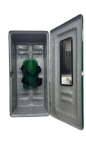 Imagem do Armário para Equipamento Autônomo Código 833R. A caixa é vertical, na cor verde segurança. A porta possui visor transparente e fecho prateado. O interior é cinza e mostra a cinta de velcro para fixação do cilindro de oxigênio.