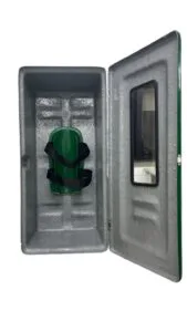 Imagem do Armário para Equipamento Autônomo Código 833R. A caixa é vertical, na cor verde segurança. A porta possui visor transparente e fecho prateado. O interior é cinza e mostra a cinta de velcro para fixação do cilindro de oxigênio.