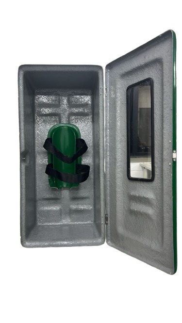 Foto de Imagem do Armário para Equipamento Autônomo Código 833R. A caixa é vertical, na cor verde segurança. A porta possui visor transparente e fecho prateado. O interior é cinza e mostra a cinta de velcro para fixação do cilindro de oxigênio.