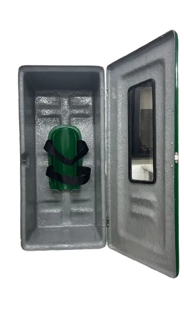 Foto de Imagem do Armário para Equipamento Autônomo Código 833R. A caixa é vertical, na cor verde segurança. A porta possui visor transparente e fecho prateado. O interior é cinza e mostra a cinta de velcro para fixação do cilindro de oxigênio.