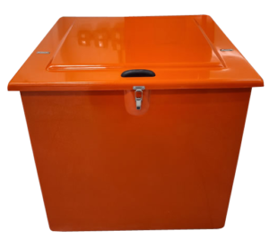 Imagem do Baú para Coletes Salva Vidas Código 878. A caixa é grande e quadrada, com corpo cinza e tampa laranja vibrante. Feita de fibra de vidro, possui fechos prateados em aço inox e está posicionada em fundo neutro.